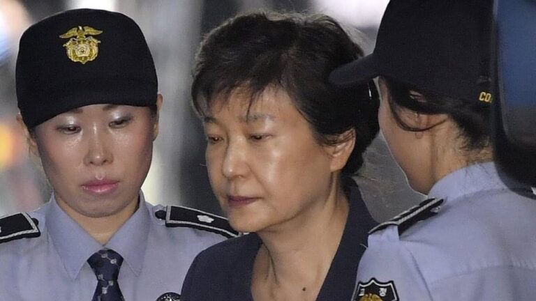 តុលាការកំពូលកូរ៉េខាងត្បូង សម្រេចឱ្យលោកស្រី Park Geun-hye ជាប់ពន្ធនាគារ ២០ឆ្នាំ