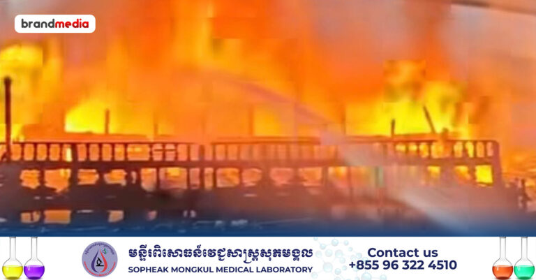 ទូកទេសចរថៃចំនួន ២ គ្រឿង ត្រូវបានអគ្គិភ័យ ឆាបឆេះ យ៉ាងសន្ធោរសន្ធៅ!