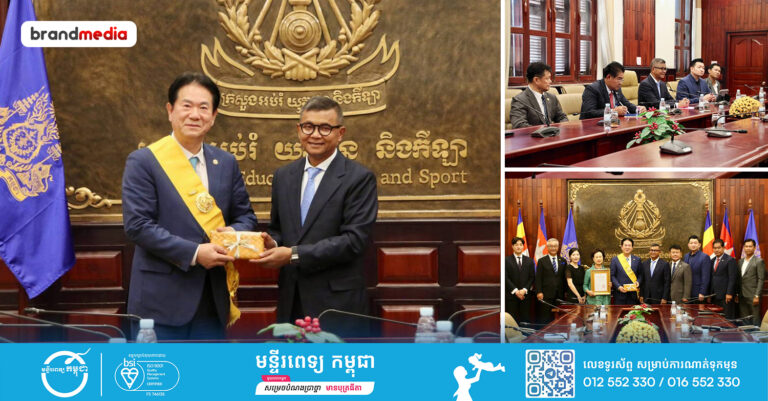 ឯកឧត្តមបណ្ឌិតសភាចារ្យ ហង់ជួន ណារ៉ុន បំពាក់គ្រឿងឥស្សរិយយសជូនប្រធានខេមរសហព័ន្ធតេក្វាន់ដូកម្ពុជា