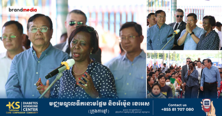 លោកជំទាវ អគ្គលេខាធិការ OIF អញ្ជើញចុះសួរសុខទុក្ខជនភៀសសឹកកម្ពុជា កំពុងស្នាក់នៅក្នុងវត្តសំពៅលូន ស្រុកក្រឡាញ់ ខេត្តសៀមរាប